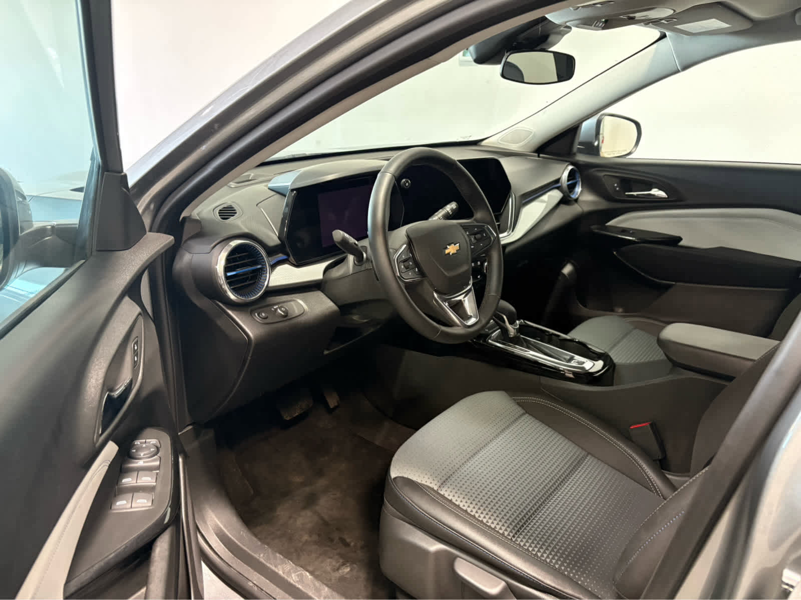 Certified 2025 Chevrolet Trax LT w/ LT Convenience Package image 31