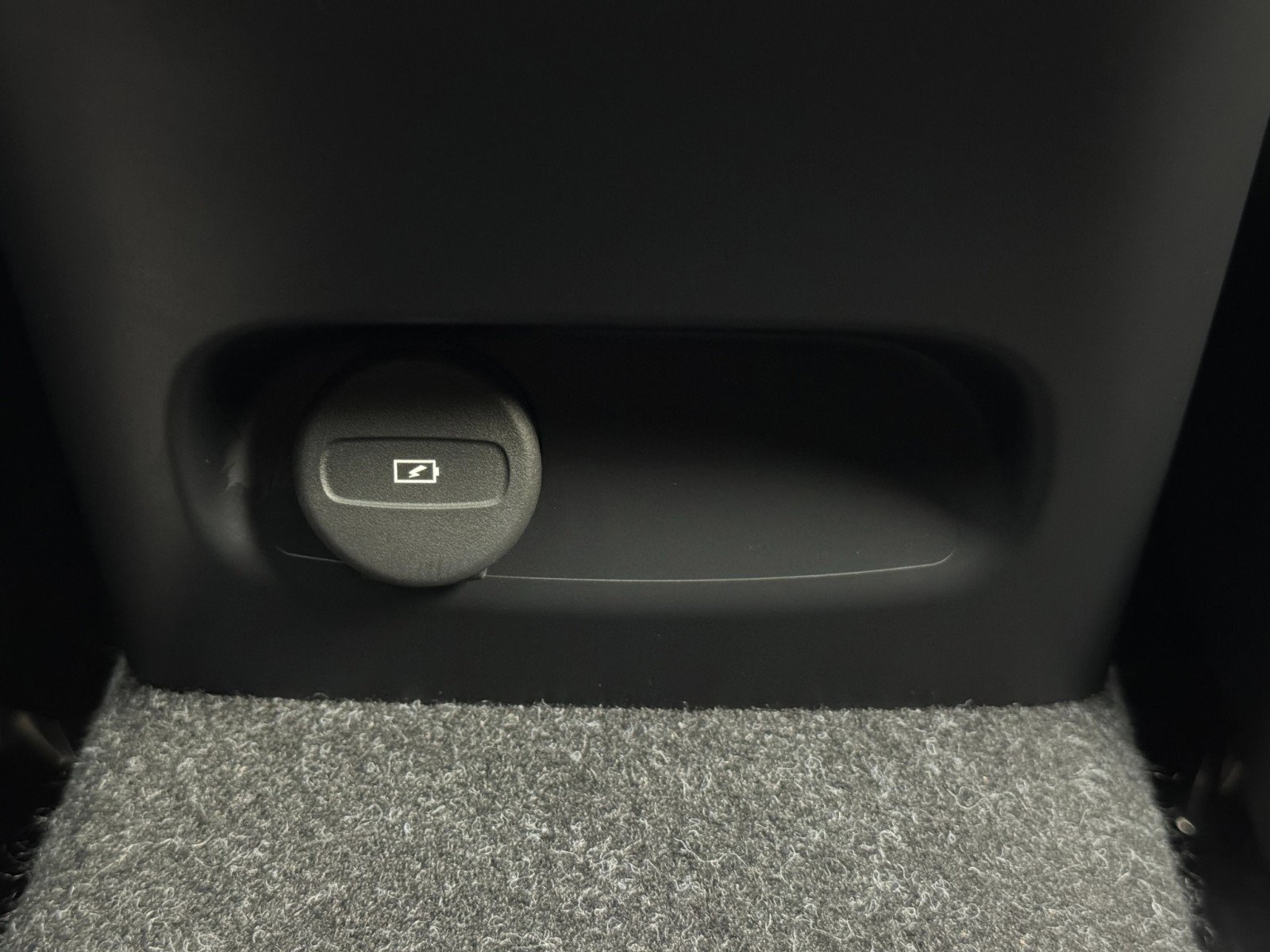 Used 2021 Volvo XC40 P8 Recharge w/ Advanced Package image 34