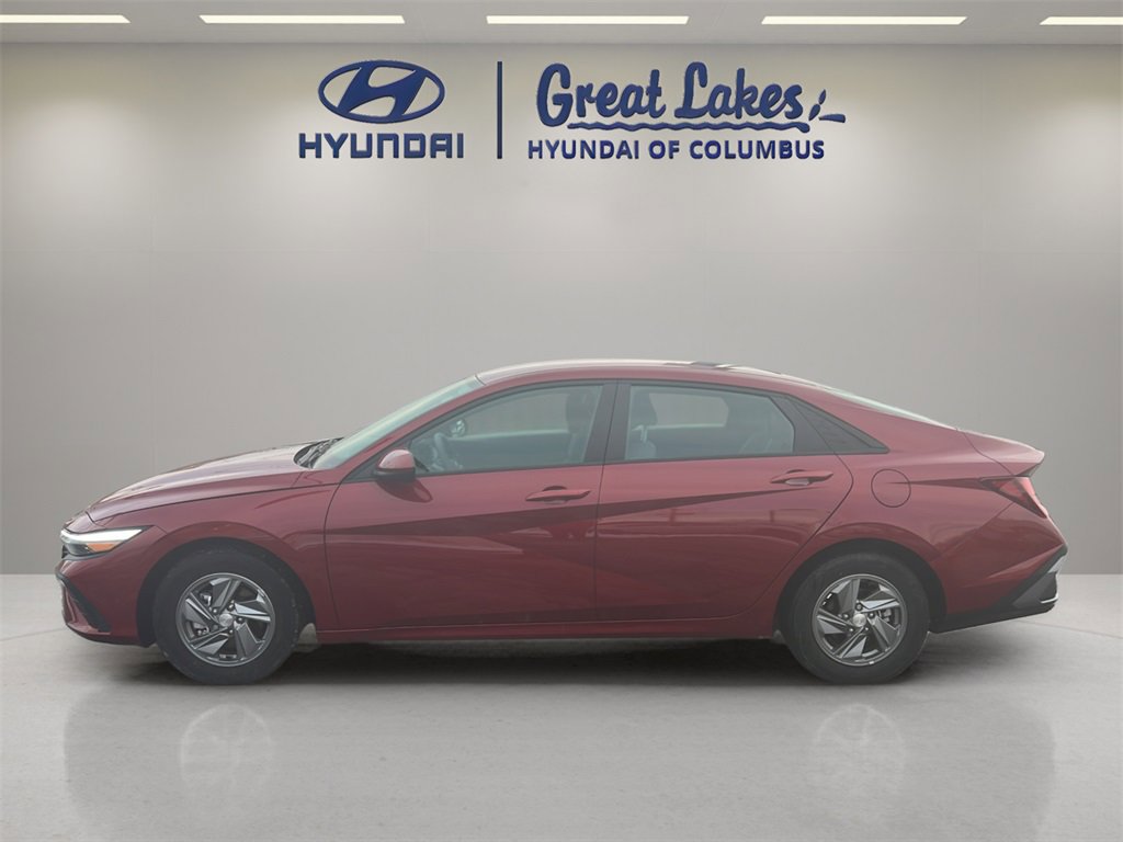 Certified 2024 Hyundai Elantra SE image 2