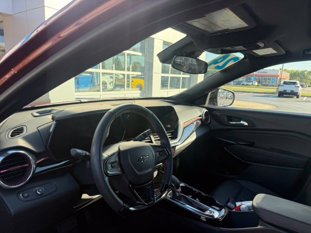 Used 2024 Chevrolet Trax RS w/ Sunroof Package FWD image 7
