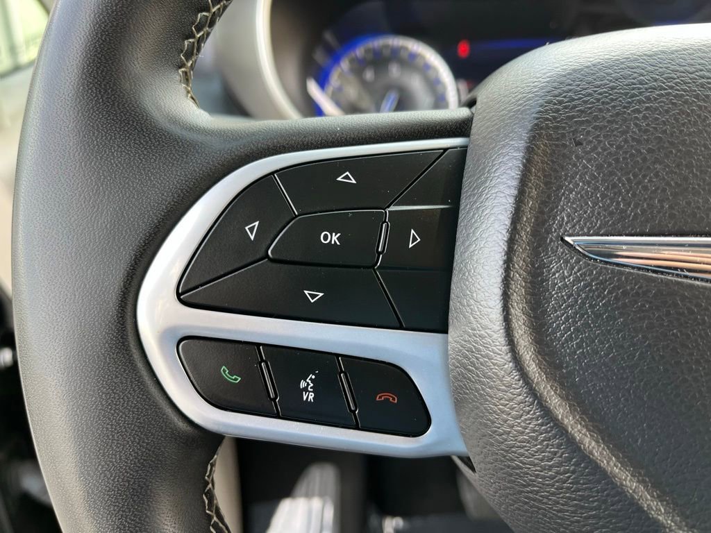 Used 2023 Chrysler Pacifica Touring-L image 12