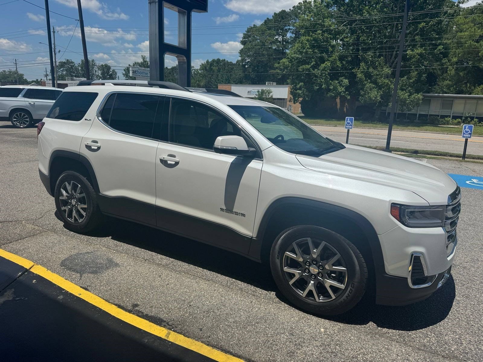 Certified 2023 GMC Acadia SLT w/ Technology Package FWD image 12