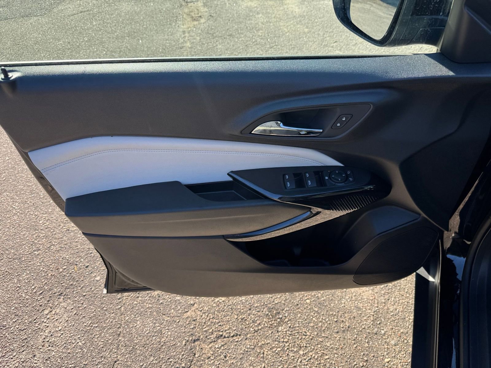 Used 2025 Chevrolet Trax LT w/ LT Convenience Package image 18