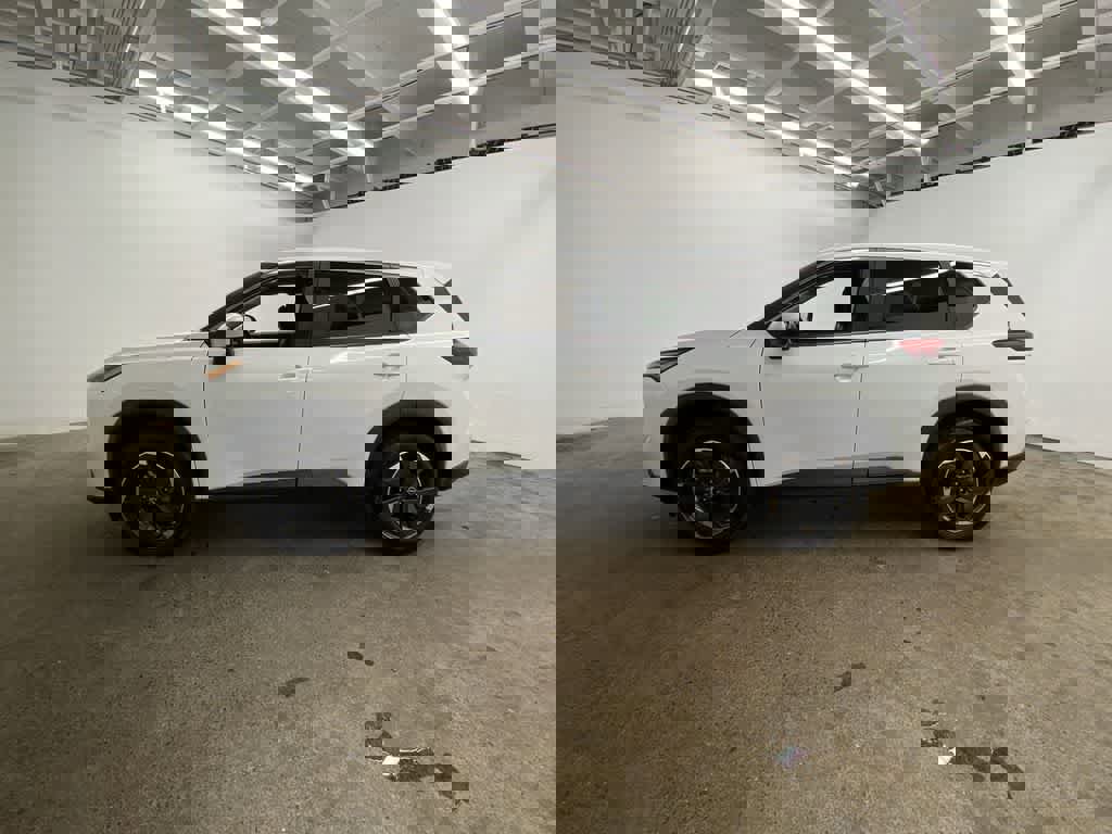 Used 2024 Nissan Rogue SV image 3