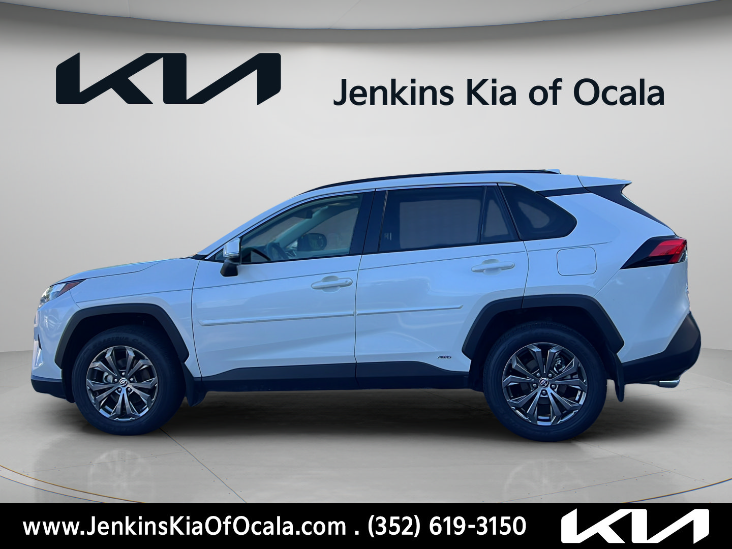 Used 2022 Toyota RAV4 XLE Premium AWD/4WD image 6