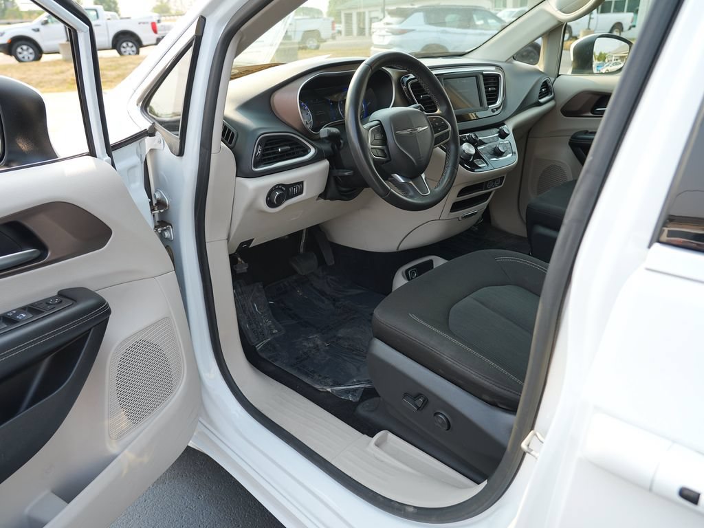 Used 2022 Chrysler Voyager LX FWD image 13