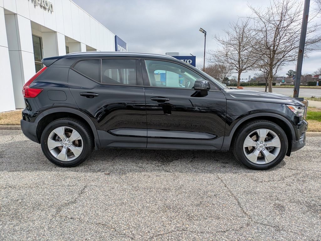 Used 2020 Volvo XC40 T4 Momentum w/ Protection Package Premier image 3