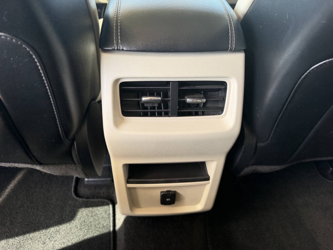 Used 2018 Ford Edge Titanium FWD image 13