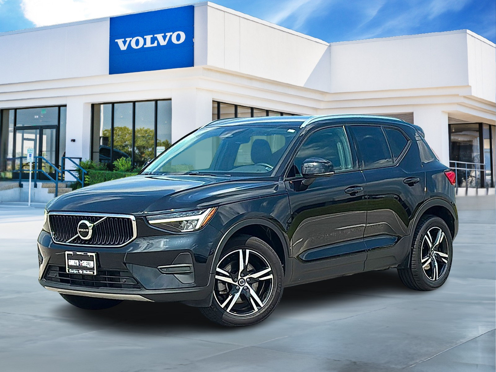Used 2023 Volvo XC40 B5 Core AWD/4WD image 1