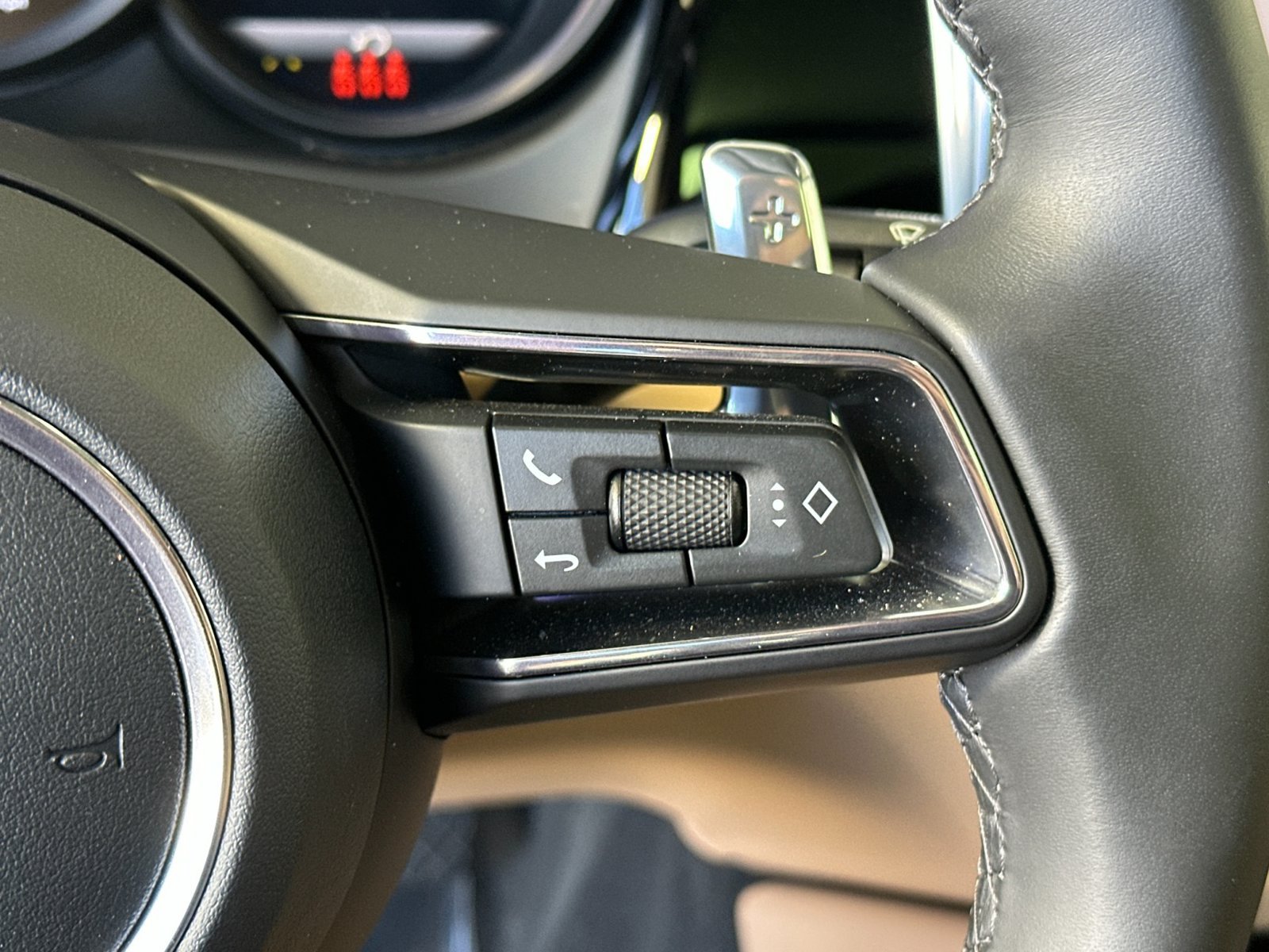 Certified 2026 Porsche Macan AWD/4WD image 29