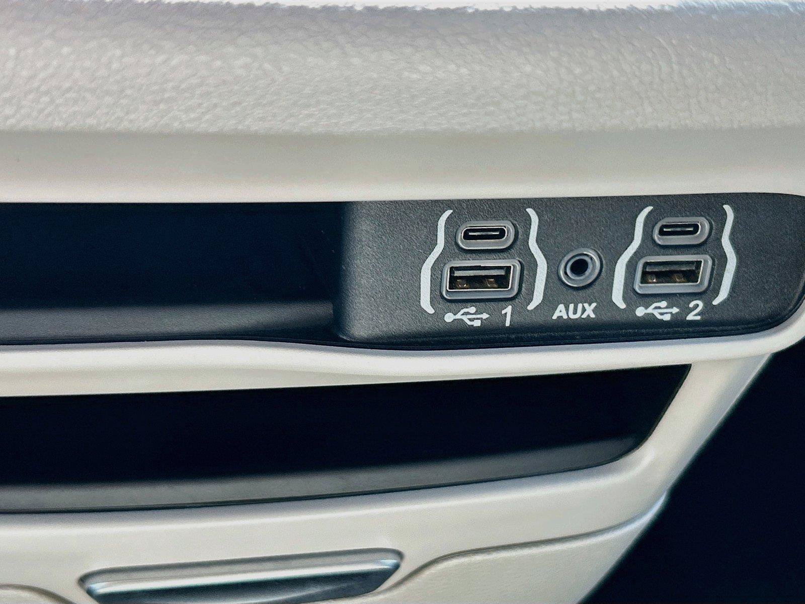 Used 2024 Chrysler Pacifica Touring-L FWD image 31