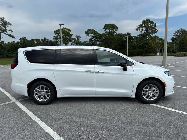 New 2026 Chrysler Pacifica Select image 2