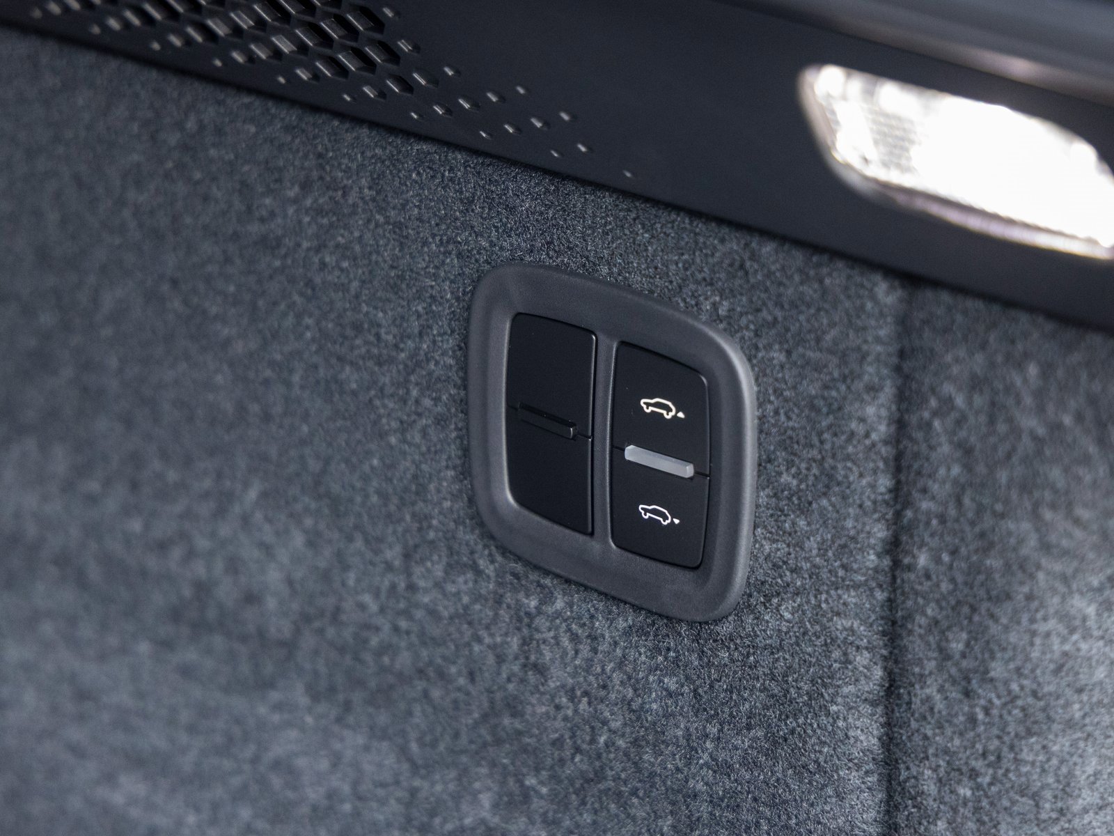 Certified 2025 Porsche Macan Electric image 45