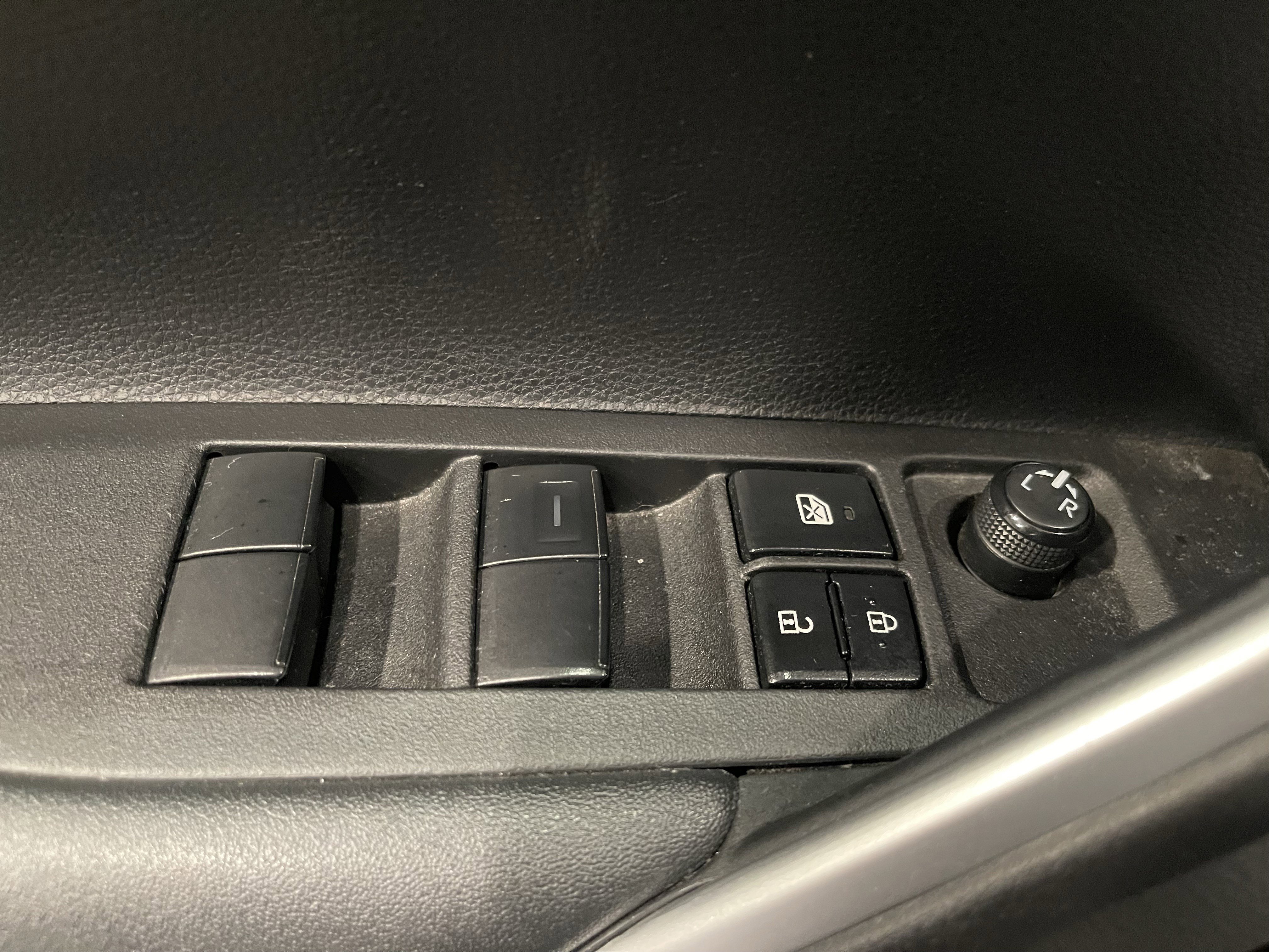 Used 2023 Toyota Corolla Cross LE AWD/4WD image 11