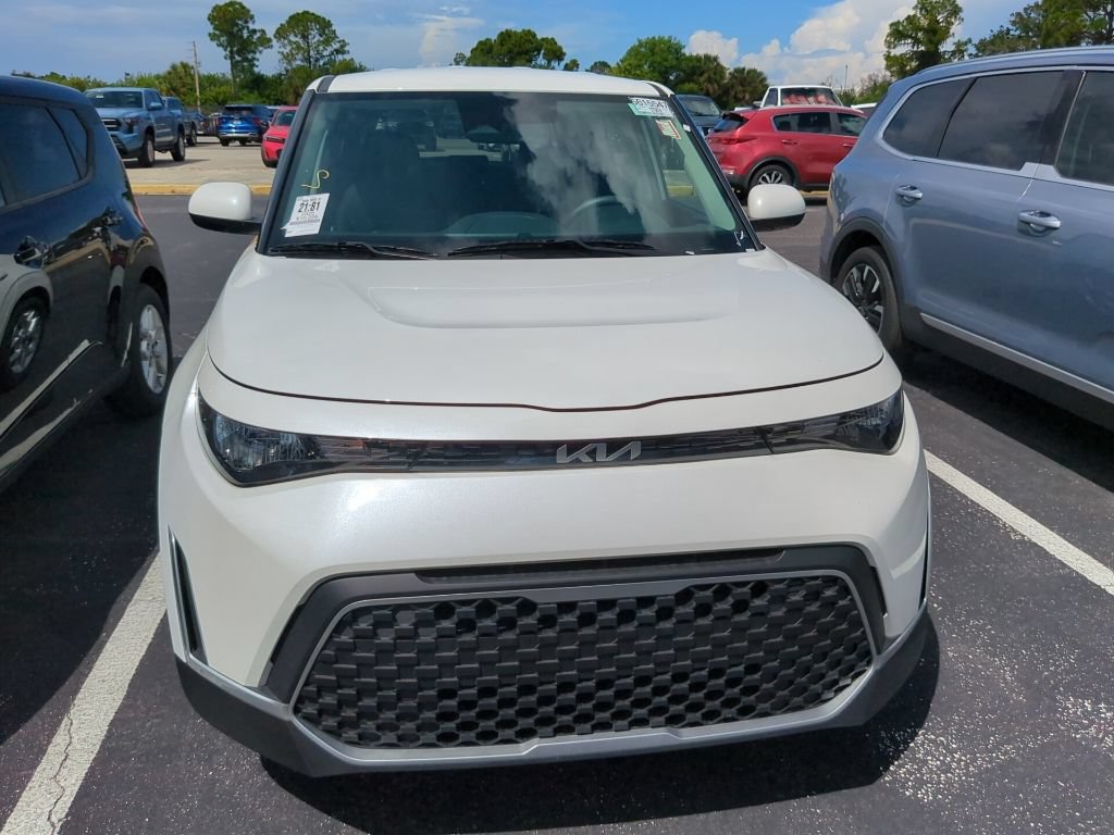 Certified 2025 Kia Soul LX w/ LX Technology Package FWD image 3