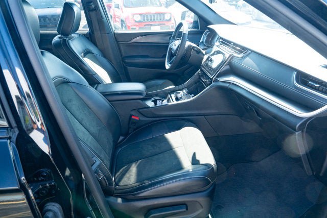 Certified 2025 Jeep Grand Cherokee Altitude AWD/4WD image 38