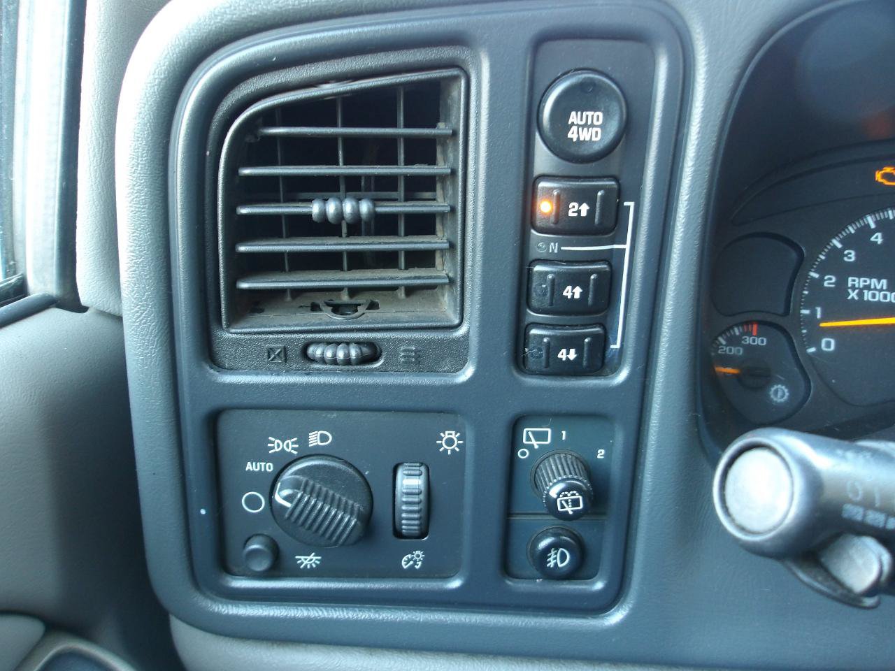 Used 2004 Chevrolet Tahoe LS AWD/4WD image 17