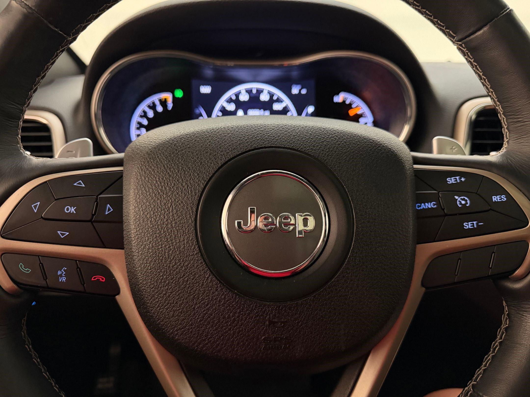 Used 2016 Jeep Grand Cherokee Limited w/ Luxury Group II image 17