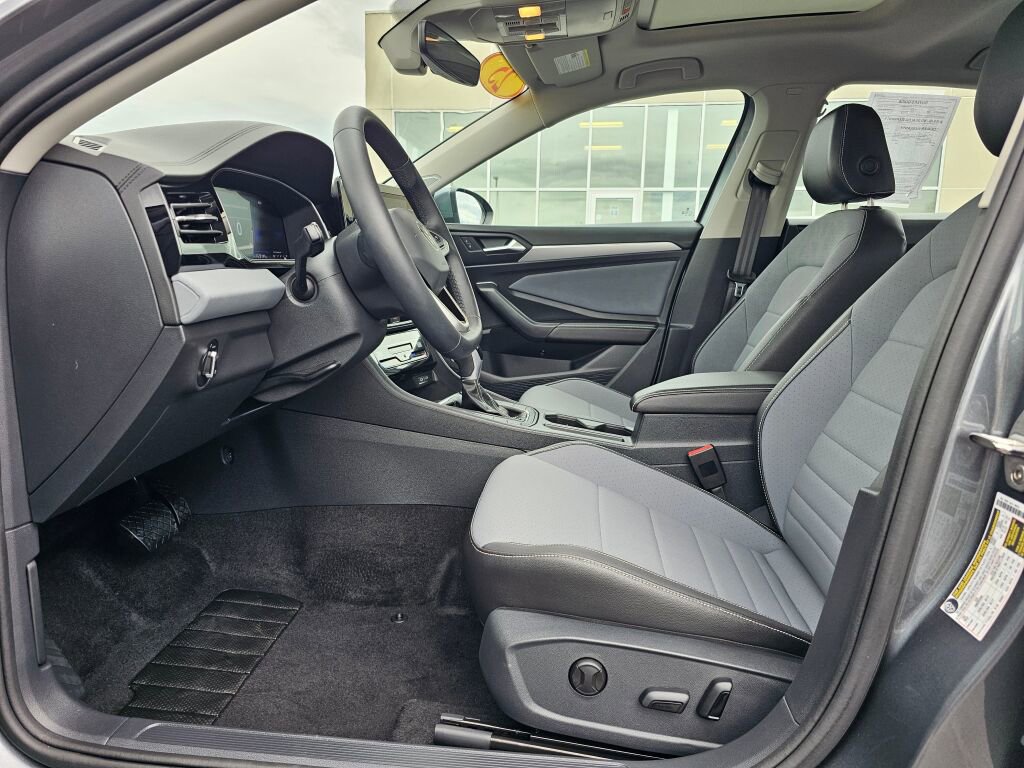 Certified 2025 Volkswagen Jetta SE w/ Sunroof Package image 11
