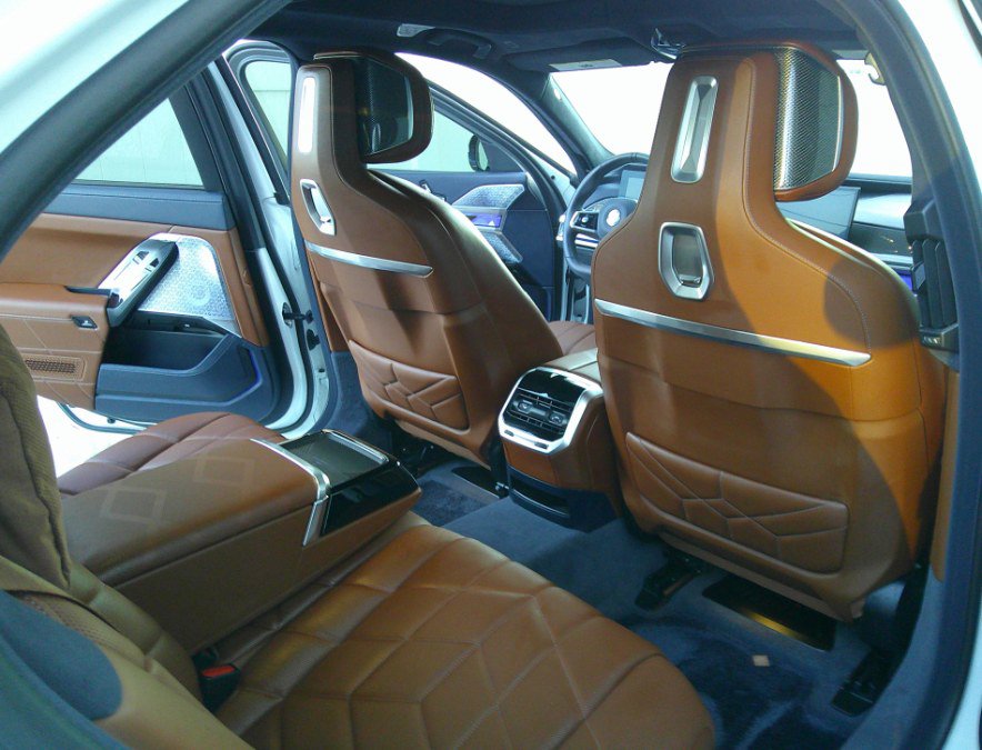 Used 2025 BMW 760i xDrive w/ Executive Package AWD/4WD image 3
