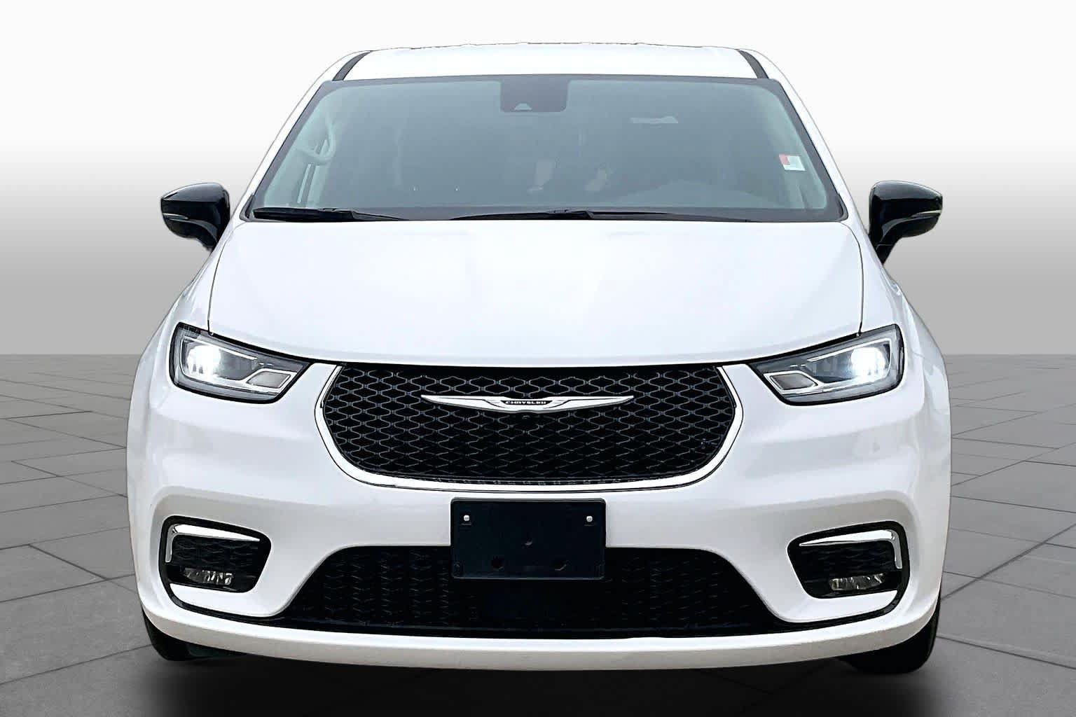Used 2024 Chrysler Pacifica Touring-L FWD image 4