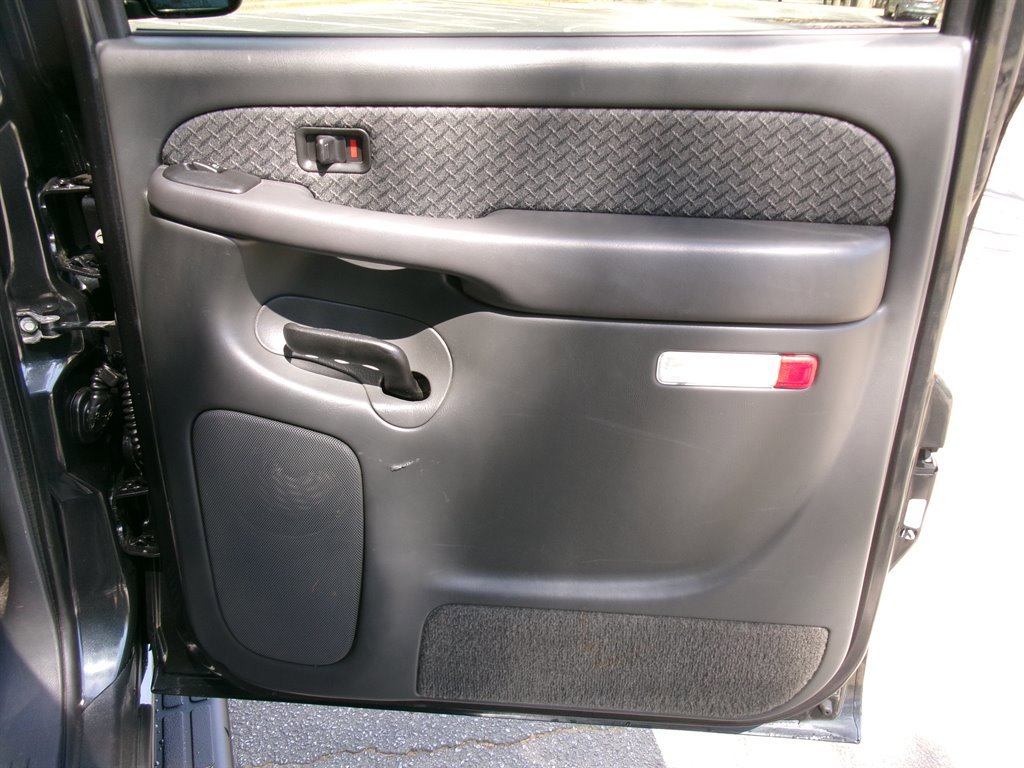Used 2003 Chevrolet Avalanche 4x4 w/ Suspension Package, Off-Road image 23