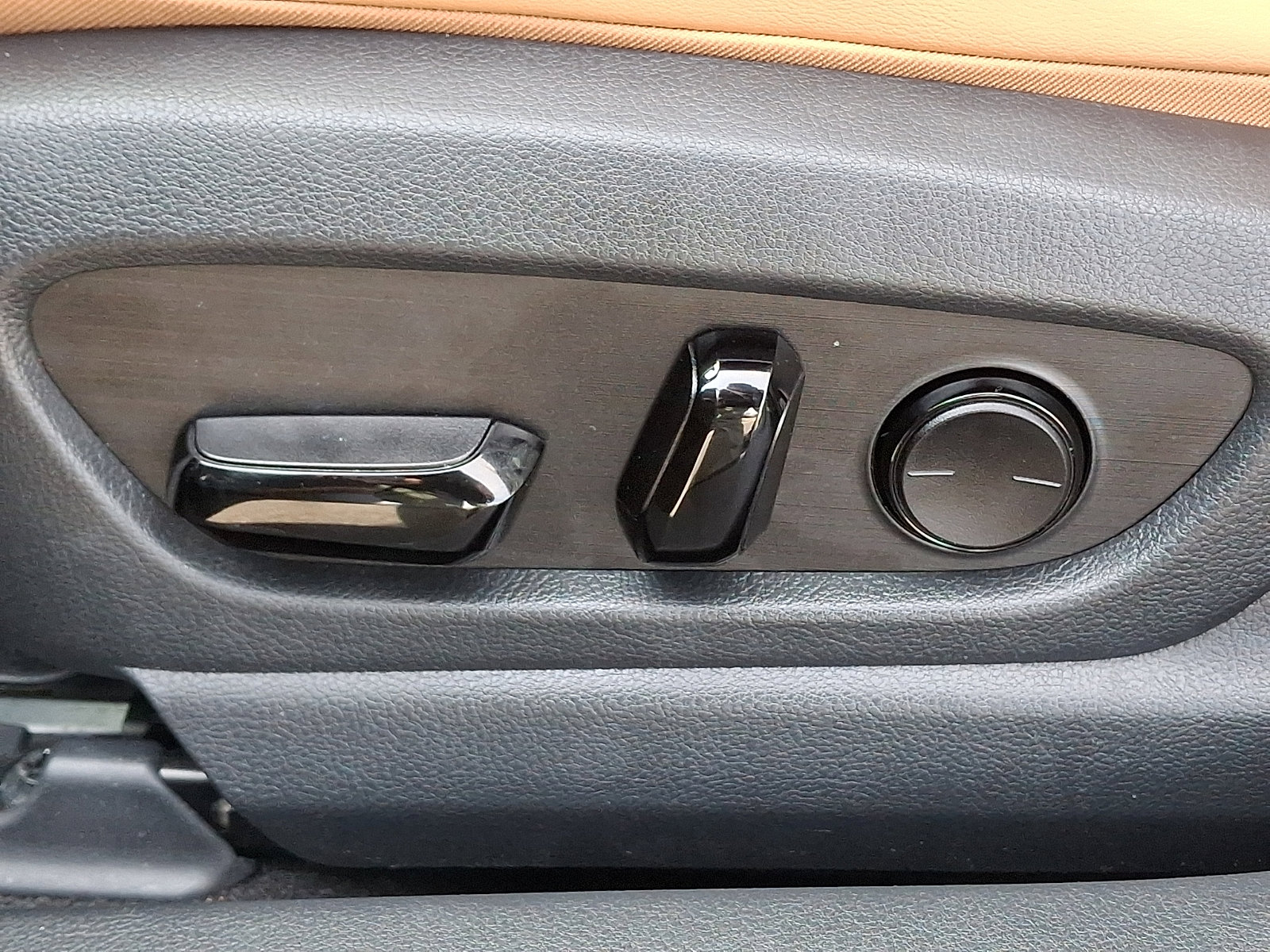 Used 2024 Lexus UX 250h AWD w/ Premium Package image 26