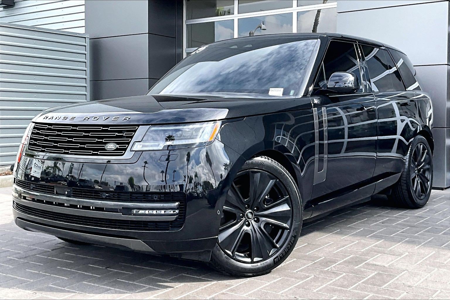 Used 2025 Land Rover Range Rover SE AWD/4WD image 1