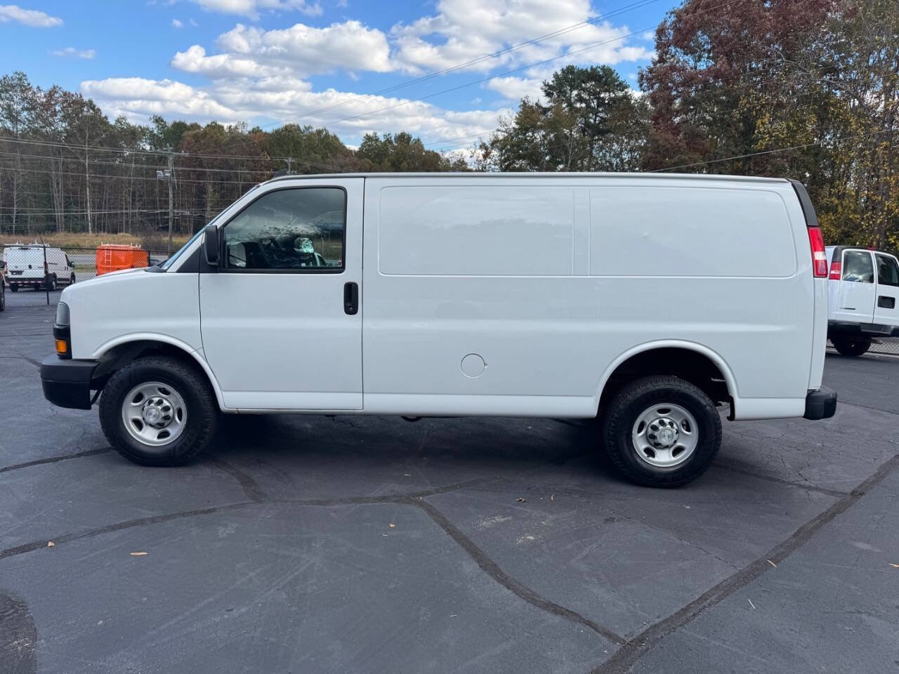 Used 2018 Chevrolet Express 2500 image 2