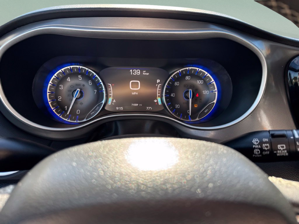 Used 2025 Chrysler Pacifica Select FWD image 15