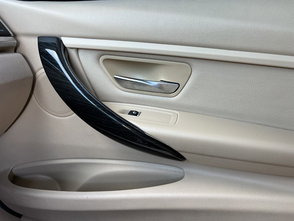 Used 2016 BMW 320i Sedan image 25