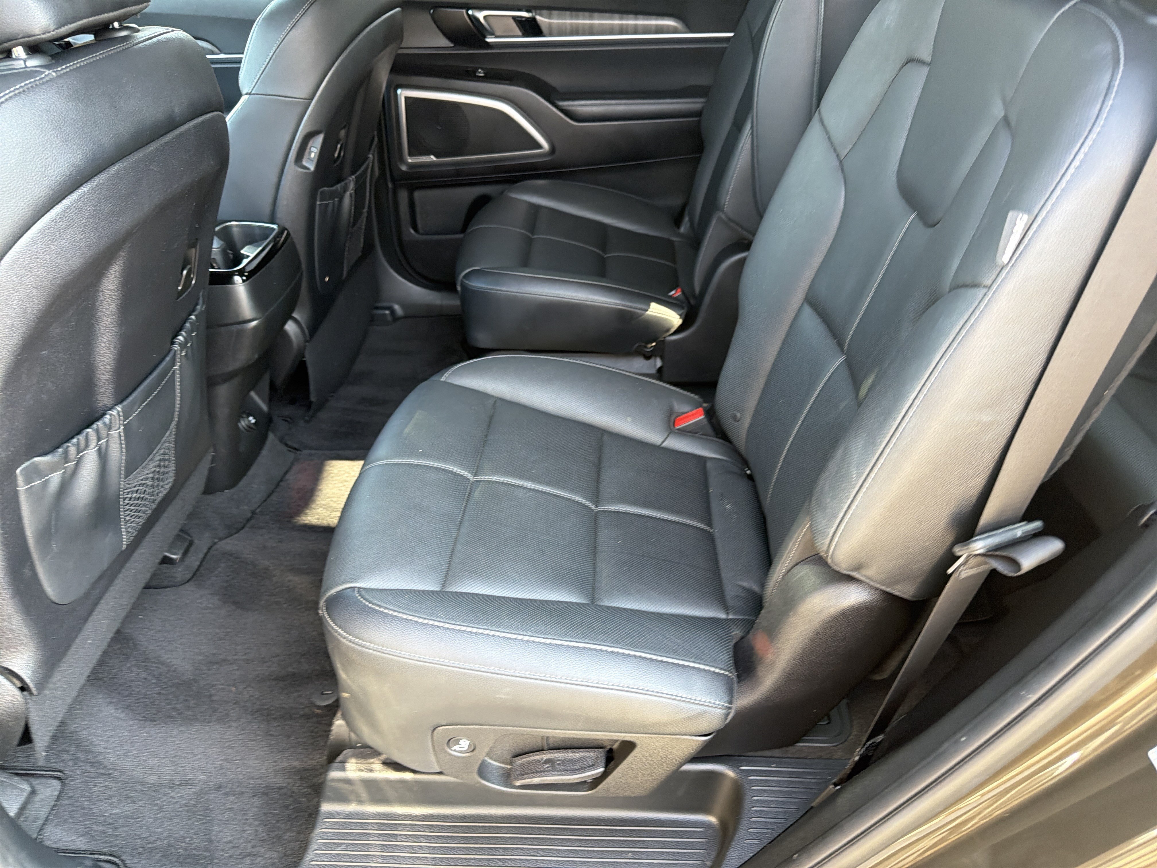 Used 2023 Kia Telluride EX w/ EX Captain's Chair Package FWD image 20