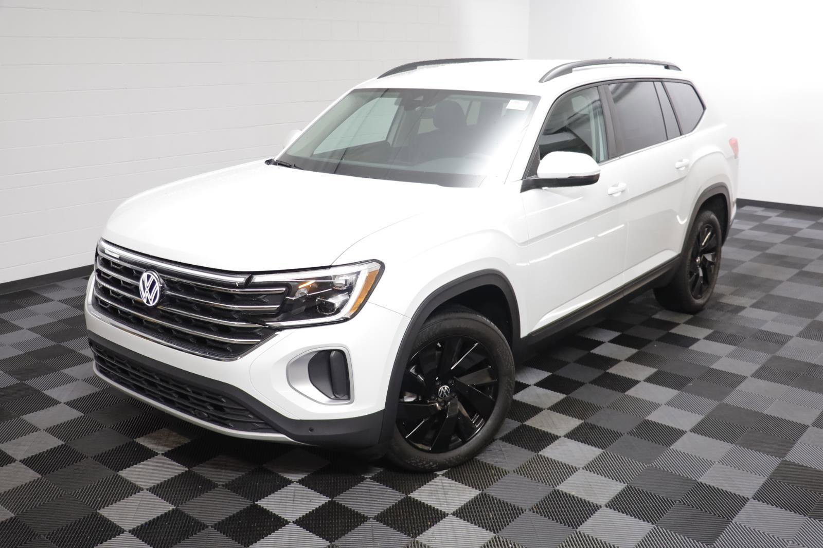 Certified 2024 Volkswagen Atlas SE w/ Black Wheel Package image 2