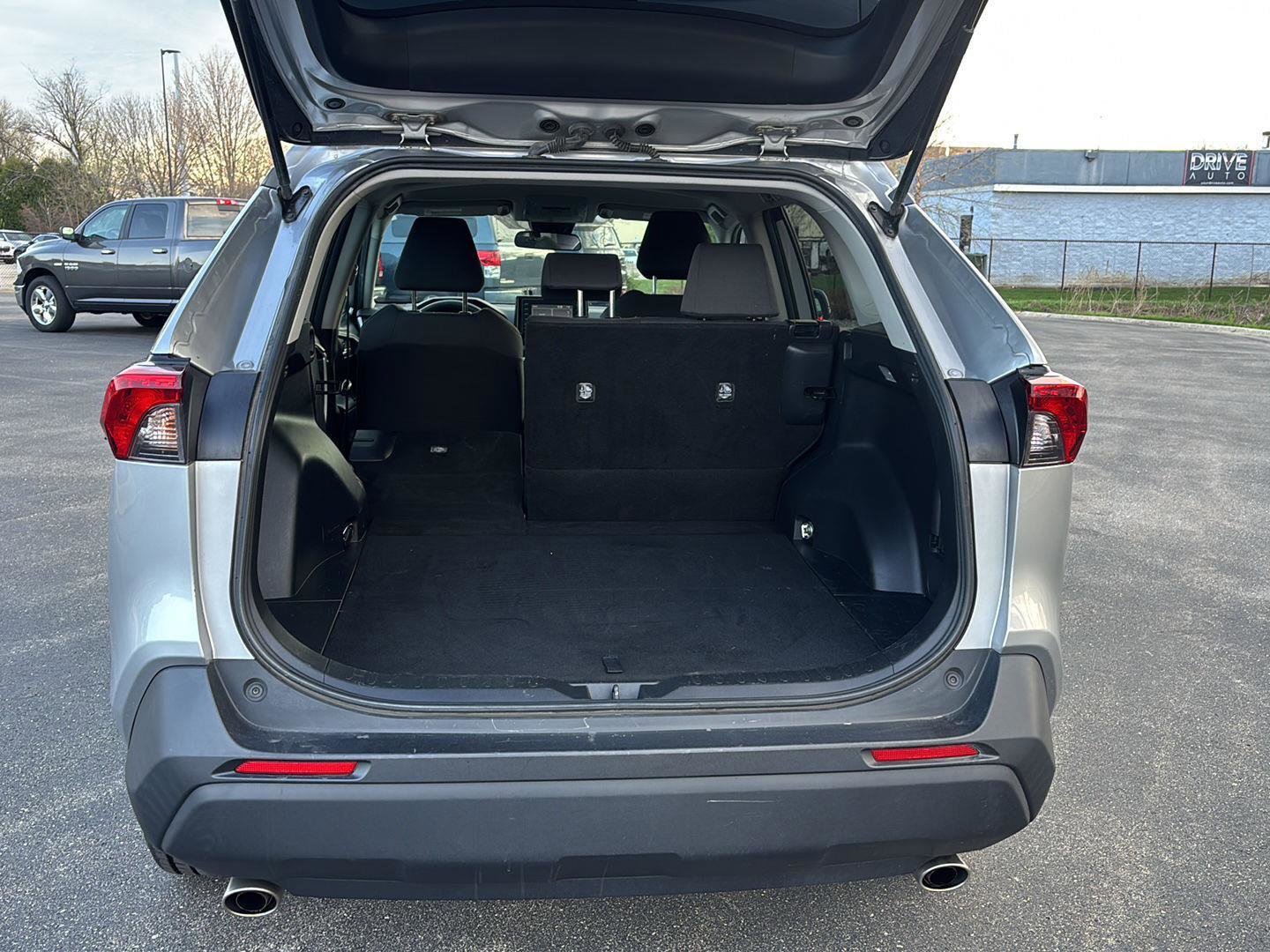 Used 2020 Toyota RAV4 XLE AWD/4WD image 13