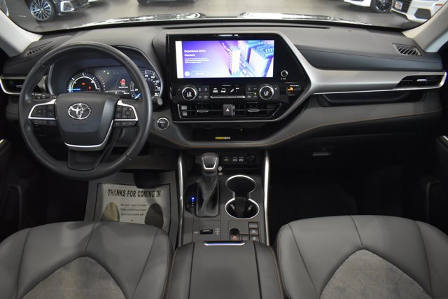 Used 2023 Toyota Highlander Bronze Edition FWD image 21