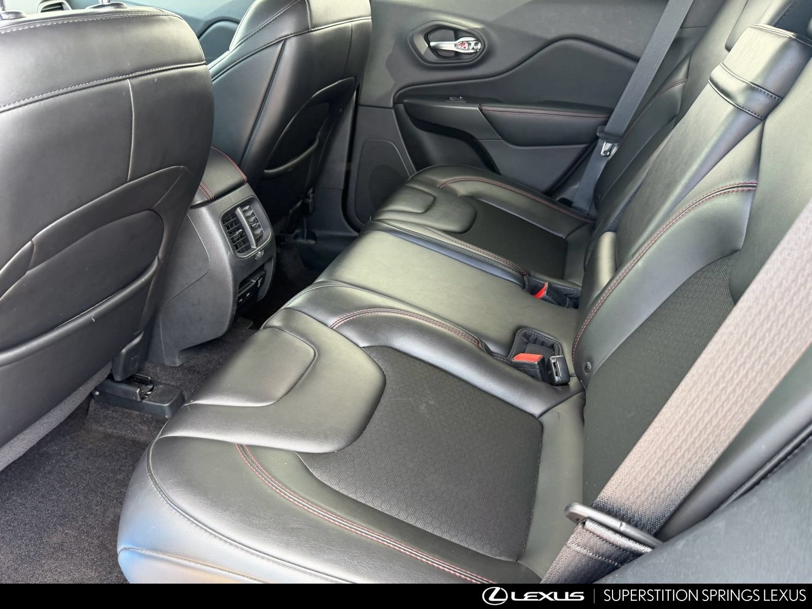 Used 2019 Jeep Cherokee Trailhawk w/ Comfort/Convenience Group AWD/4WD image 17