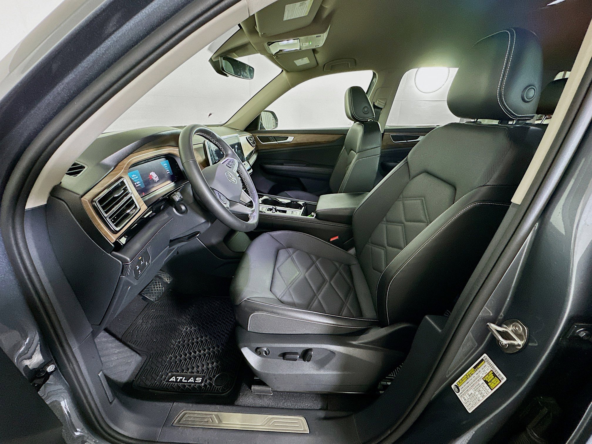 Used 2024 Volkswagen Atlas SE w/ Black Wheel Package FWD image 13