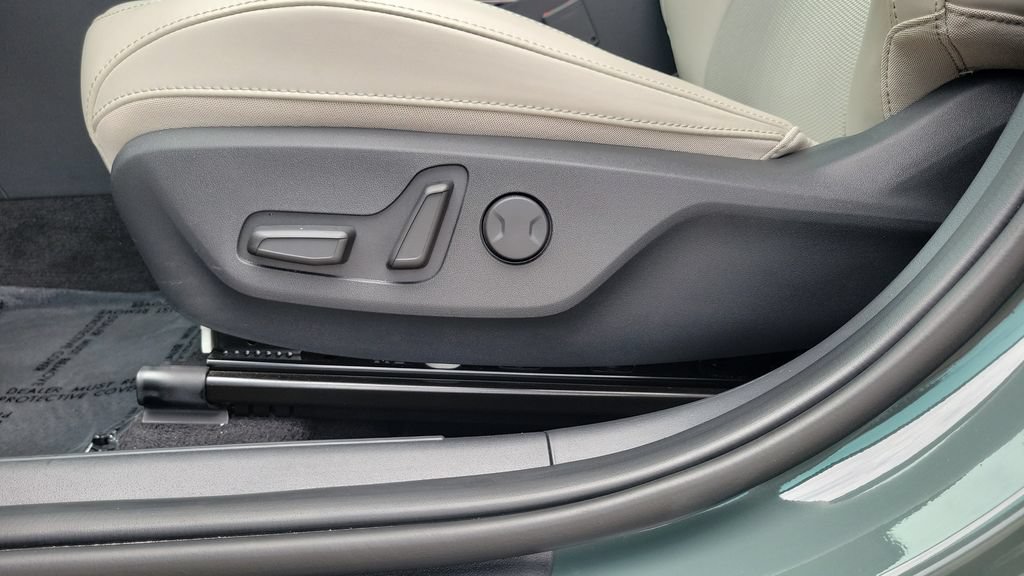Used 2025 Kia Niro EX FWD image 16