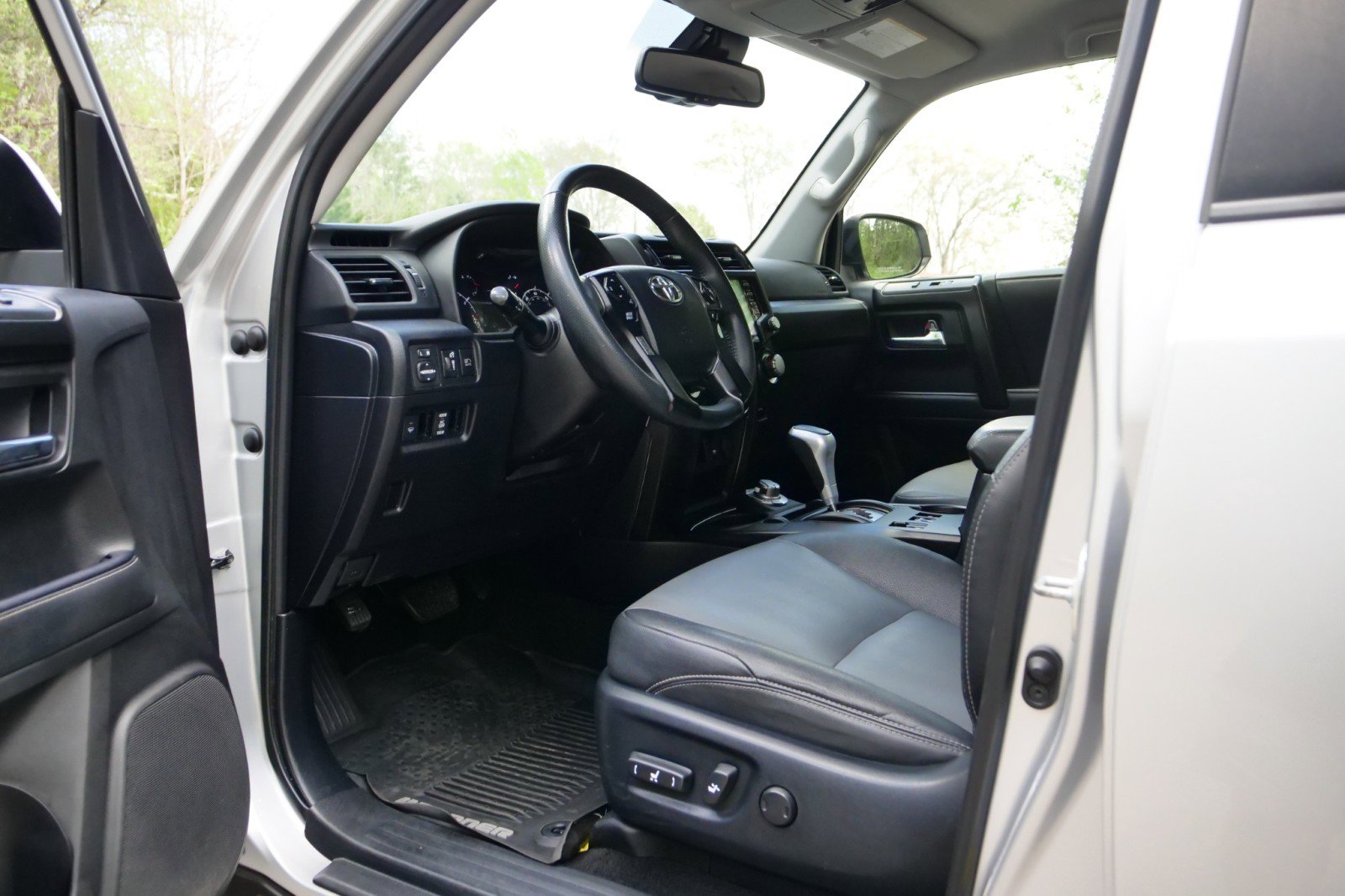 Used 2020 Toyota 4Runner SR5 Premium AWD/4WD image 18