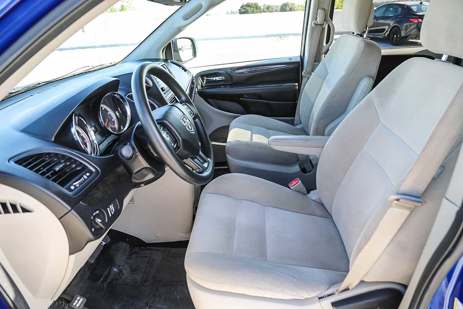 Used 2019 Dodge Grand Caravan SE w/ UConnect Hands-Free Group image 18