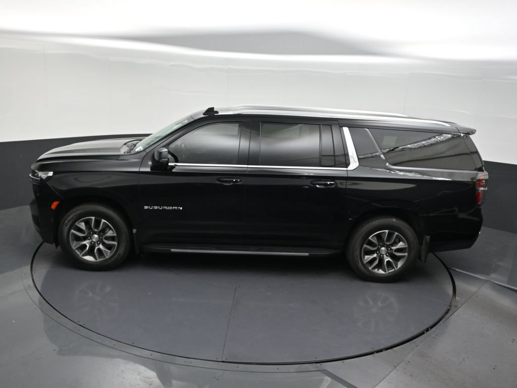 Used 2022 Chevrolet Suburban LT w/ Luxury Package RWD image 16