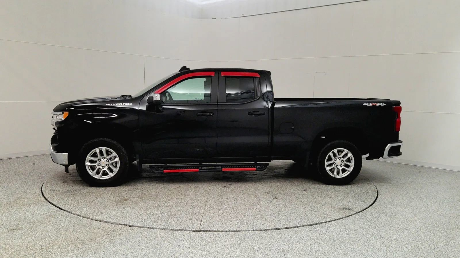 Used 2025 Chevrolet Silverado 1500 LT image 4
