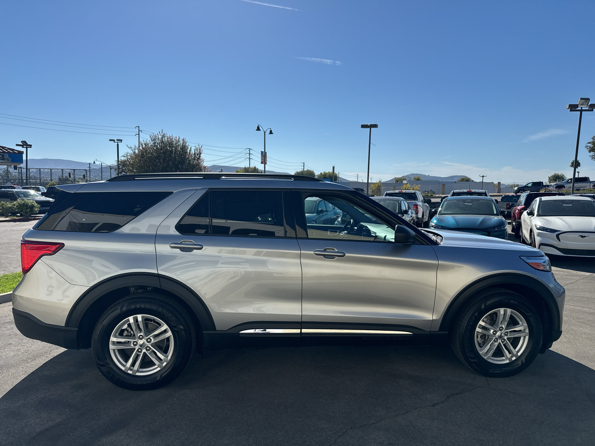 Used 2023 Ford Explorer XLT w/ Equipment Group 202A RWD image 4