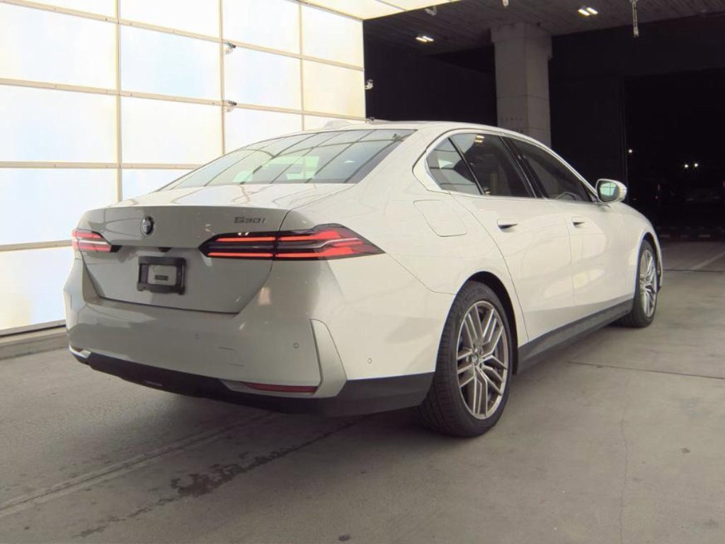 Used 2025 BMW 530i image 2