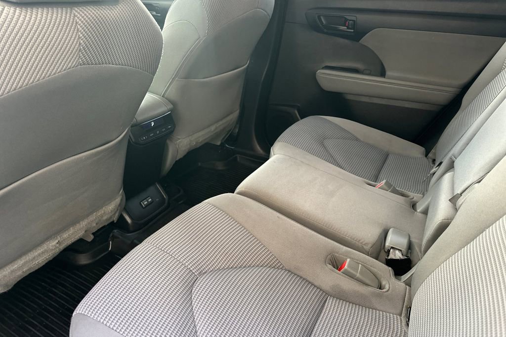Used 2022 Toyota Highlander LE image 12