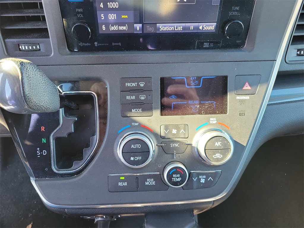 Used 2017 Toyota Sienna SE image 34