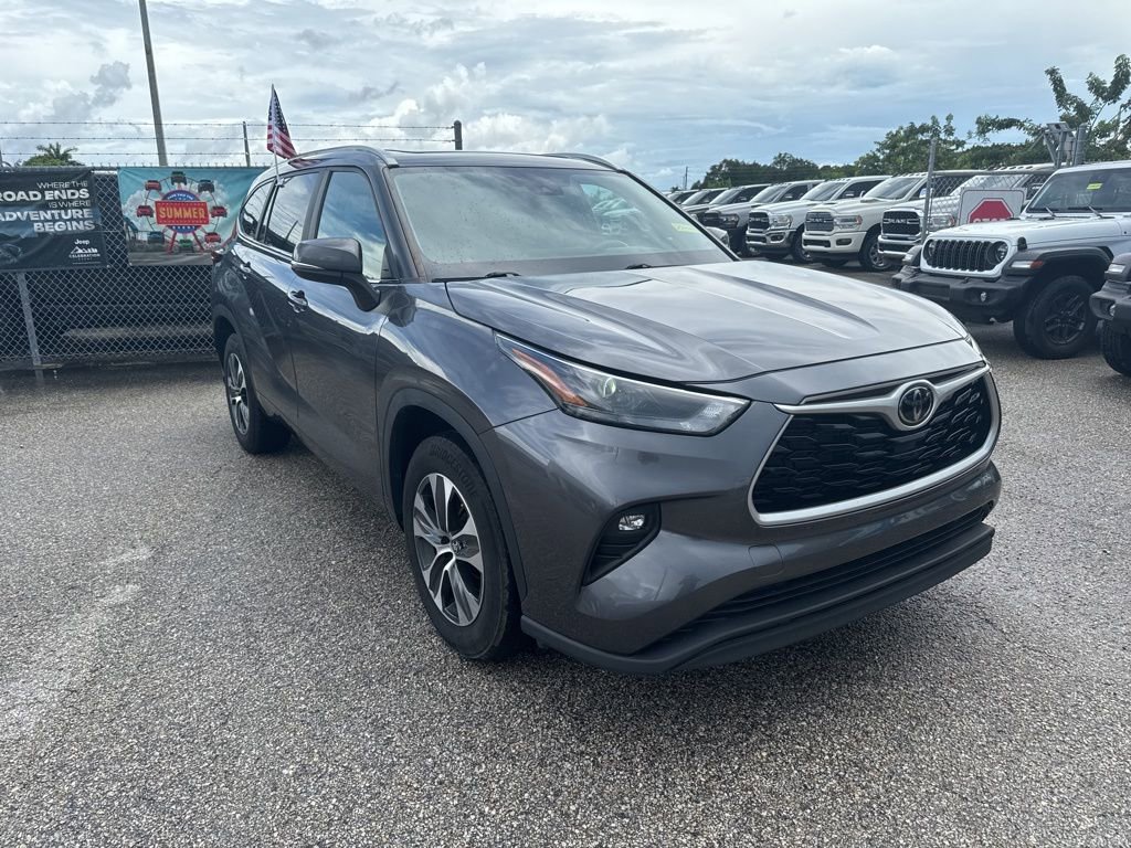 Used 2023 Toyota Highlander L image 3