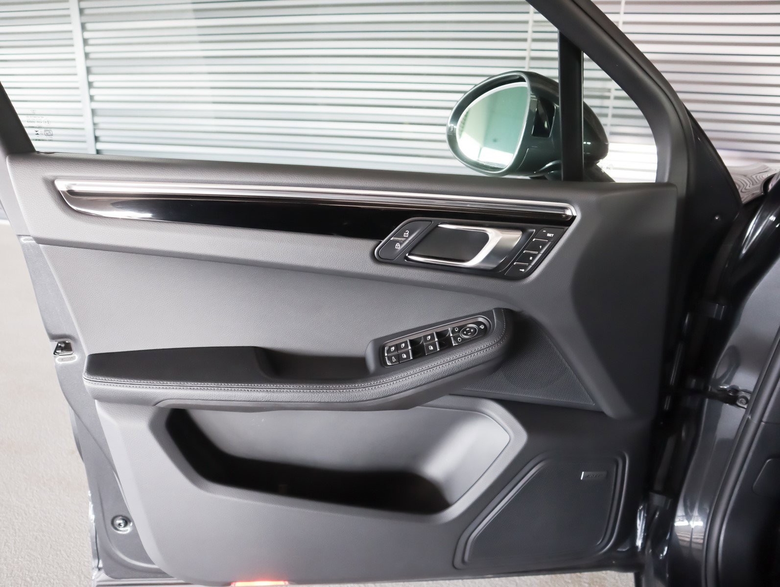 Used 2025 Porsche Macan image 25