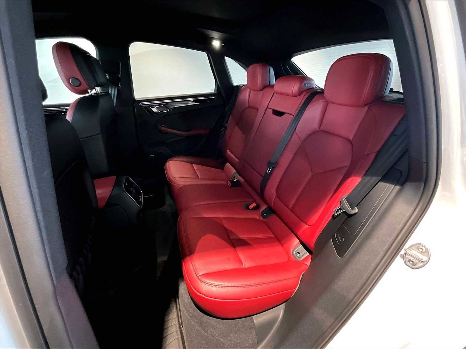Used 2025 Porsche Macan image 31
