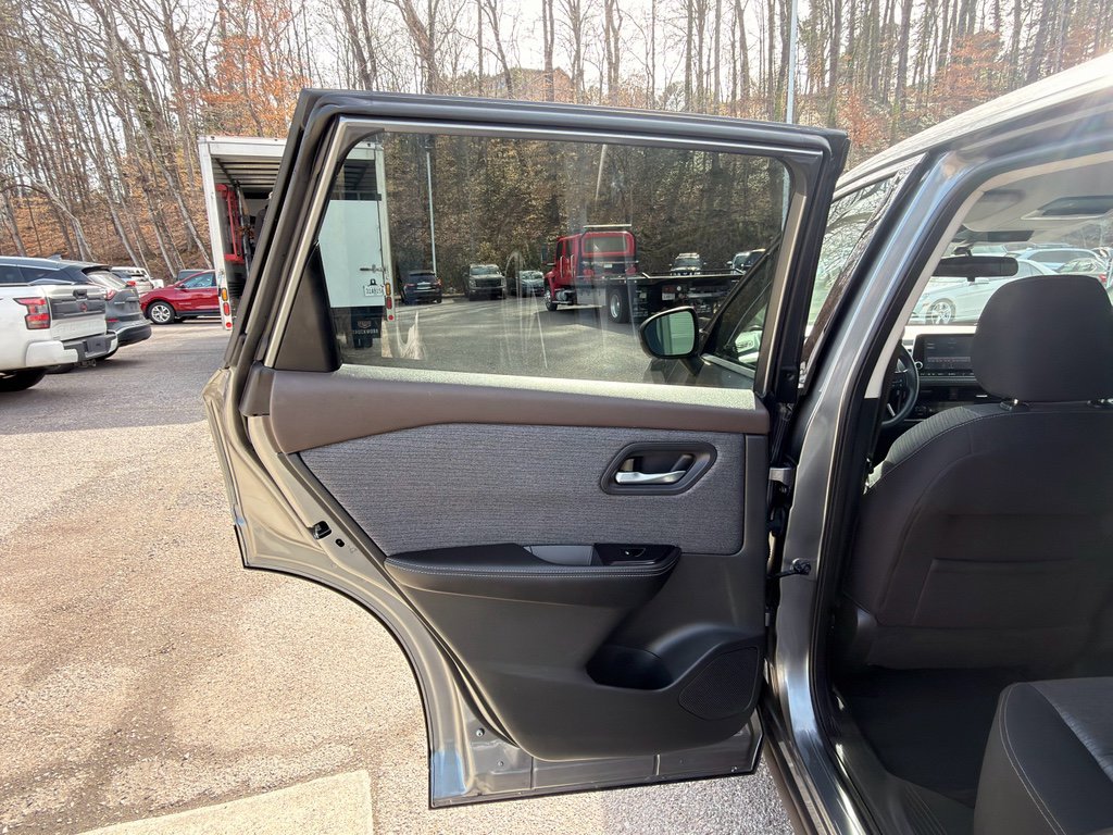 Used 2021 Nissan Rogue SV image 18